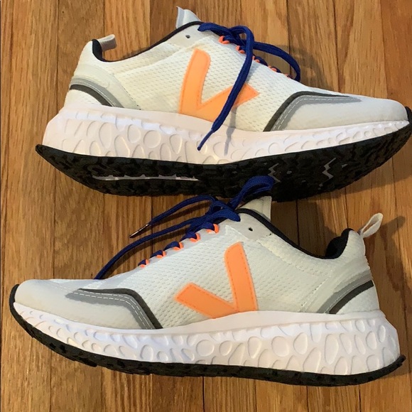 VEJA Running Shoes - Picture 2 of 6